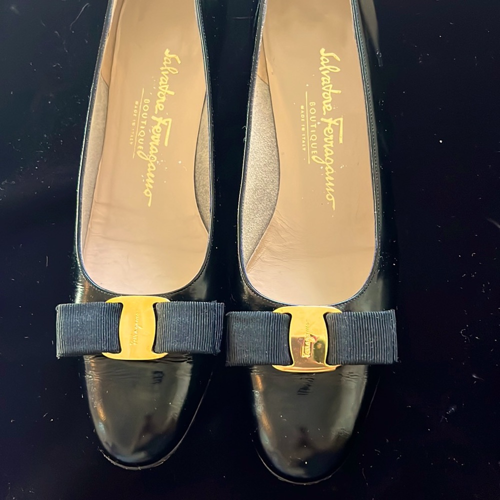 Vintage Salvatore Ferragamo bow with gold logo black Mary Jane’s size 9.5 AAA